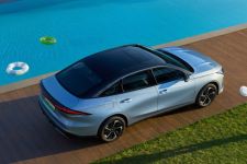 Geely Memperkenalkan Sedan PHEV Terbaru - JPNN.com