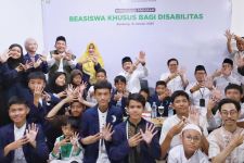 Santri Disabilitas di Bandung Terima Beasiswa Pendidikan Khusus - JPNN.com