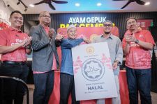 12 Cabang Ayam Gepuk Pak Gembus di Malaysia Miliki Sertifikat Halal dari Jakim - JPNN.com