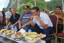 Lihat, Momen Mentan Amran Sulaiman Menikmati Jagung Bakar Bareng Masyarakat di Maros - JPNN.com