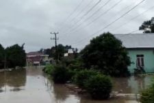 Banjir Rendam Puluhan Rumah di Riau Silip Bangka, Warga Diminta Tetap Waspada - JPNN.com