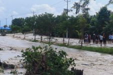 Jalan Penghubung Semarang-Purwodadi Lumpuh Total Gegara Tanggul Sungai Jebol - JPNN.com