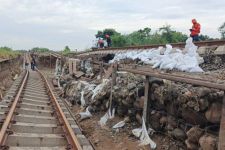 Rel Terputus Akibat Banjir di Grobogan, PT KAI Targetkan Besok Mulai Beroperasi - JPNN.com Jateng