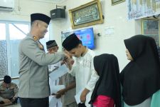 Peringati Isra Mikraj, Polres Inhu Santuni Anak Yatim - JPNN.com