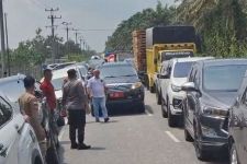 Geram, Warga Adang Mobil Pelat Merah BM 52 yang Lawan Arus Saat Macet di Lintas Pekanbaru-Siak - JPNN.com