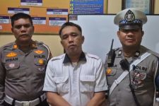 Pengemudi Mobil Dinas BM 52 Minta Maaf di Kantor Polisi - JPNN.com