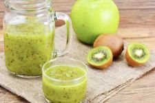 Resep Sederhana Membuat Smoothie Kiwi dan Apel Eropa - JPNN.com