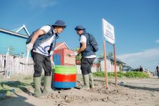 Patut Ditiru, Relawan Bakti BUMN Sapu Bersih Sampah di Pantai Lampu Satu Merauke - JPNN.com