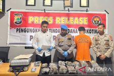 Bawa 2,2 Kg Ganja, Orang Ini Ditangkap Polisi, Ada yang Kenal? - JPNN.com