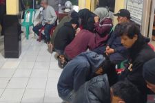 Ditangkap Polisi, Remaja Pelaku Tawuran Menangis di Depan Orang Tuanya - JPNN.com