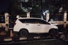Diduga Mabuk, Remaja Ini Menabrak Trotoar di Jalan Asia Afrika Bandung, Fasum Hancur - JPNN.com