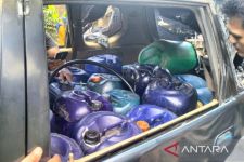 Sempat Tabrak Fortuner, Xenia Bermuatan Jeriken Pertalite Ditinggal Kabur Sopirnya - JPNN.com