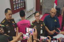 Bea Cukai Serahkan Tersangka & Barang Bukti 1,1 juta Batang Rokok Ilegal ke Kejaksaan - JPNN.com