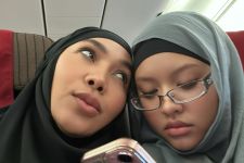 Pengalaman Pertama Dewi Gita Umrah Ajak Putri Semata Wayangnya, Bisa Saling Tukar Baju - JPNN.com