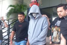 Jalani Pemeriksaan Kesehatan, Fachri Albar Hanya Menundukkan Kepala - JPNN.com