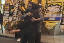 Momen Pelukan Edy Khemod Seringai dengan Akbar ERK di Rumah Duka Ricky Siahaan - JPNN.com