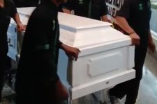 Jenazah Ricky Siahaan Tiba di RSPAD, Keluarga Tegar Mengantar ke Ruang Persemayaman - JPNN.com