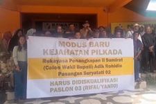 Geruduk Bawaslu Bengkulu Selatan, Pendukung Suryatati-Ii Sumirat Tuntut Paslon 03 Didiskualifikasi - JPNN.com