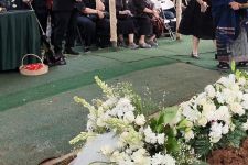 Potret Gitar Hitam Kesayangan Ricky Siahaan Dampingi Proses Pemakaman   - JPNN.com