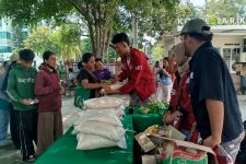 Bantu Masyarakat, Mahasiswa UTA '45 Bagikan 500 Paket Sembako di Sunter - JPNN.com
