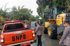Sempat Lumpuh Gegara Longsor, Jalan Kuantan Singingi–Pekanbaru Kini Dapat Dilalui   - JPNN.com