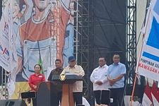 Tingkah Presiden Prabowo saat Pidato Hari Buruh, Seruput Kopi hingga Sindir Koruptor - JPNN.com