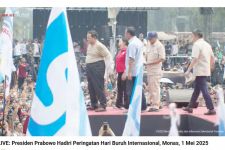 Lihatlah Aksi Presiden Prabowo Melepas Kemeja di Depan Buruh - JPNN.com