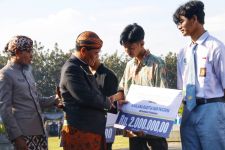 Peringati Hardiknas 2025, Ahmad Luthfi Berikan Beasiswa kepada 1.100 Anak Tidak Sekolah - JPNN.com