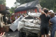 Kecelakaan Beruntun Tol Semarang, Truk Tronton Terguling, Sopir Pick-up Luka-luka - JPNN.com