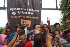 Permisi, Ahok Numpang Foto Berlatar Spanduk Agus-Sylvi - JPNN.com