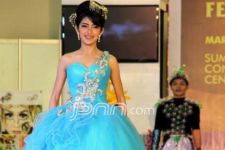 Parade Busana Unik dari Sampah Daur Ulang di BIFF 2017 - JPNN.com