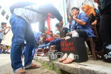 Dukung Petani Kendeng, Mahasiswa Menyemen Kaki - JPNN.com