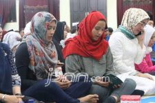 Lihat Nih, Dua Gadis Cantik Lagi Ikuti Acara Pemuda Mengaji - JPNN.com