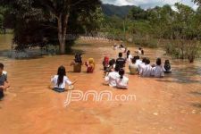 Lihatlah, Pelajar Melawan Banjir demi ke Sekolah - JPNN.com