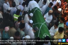Ribuan Orang Antar Pemakaman Jenazah Ulama Penyejuk Umat - JPNN.com