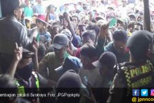 Warga Berebut Zakat Rp 70 ribu - JPNN.com