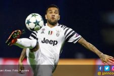 Alves Beri Kode Mau Pindah ke Manchester City - JPNN.com