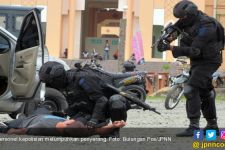 Kantor Polres Diserang, Adu Tembak, 1 Tewas - JPNN.com