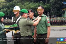 Dipecat, Seragam Dua Oknum TNI Ini pun Berganti Batik - JPNN.com