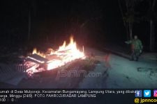 Main Hakim Sendiri, Dua Rumah Warga di Lampung Dibakar Massa - JPNN.com