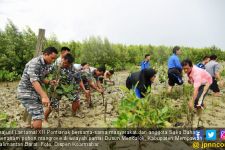 Cegah Abrasi, Prajurit TNI AL Gandeng Warga Tanam Mangrove - JPNN.com