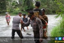 Kapolsek Gendong Warga Sakit Dapat Penghargaan - JPNN.com