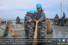 Prajurit KRI Latihan Transfer BBM Antarkapal di Laut Banda - JPNN.com