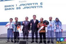 Mitsubishi Donasi 2 Truk Colt Diesel ke SMK di Jakarta - JPNN.com