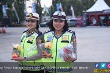 Polwan Cantik Bagi-bagi Boneka Asian Games 2018 ke Pemudik - JPNN.com