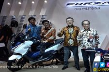 Pede Lawan Yamaha Xmax, Ini Keunggulan Honda Forza 250 - JPNN.com