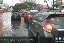 3 Hal Penting Saat Berkendara di Kondisi Hydroplaning - JPNN.com