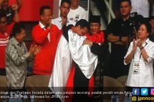 Medali Emas ke-29 Bikin Jokowi - Prabowo dalam Satu Pelukan - JPNN.com