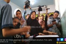 Anak-Istri Tak Kuasa Menahan Tangis Menerima Jasad Sofyan - JPNN.com