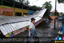 Angin Puting Beliung Hantam Kotabumi - JPNN.com